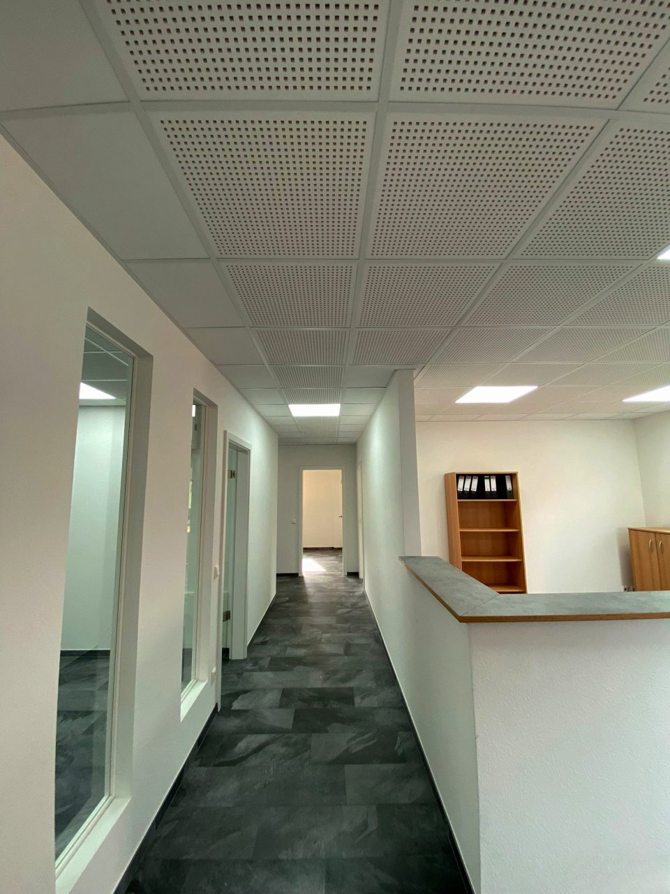 Moderne Büroetage im Gewerbegebiet mit Aussicht ins Grüne