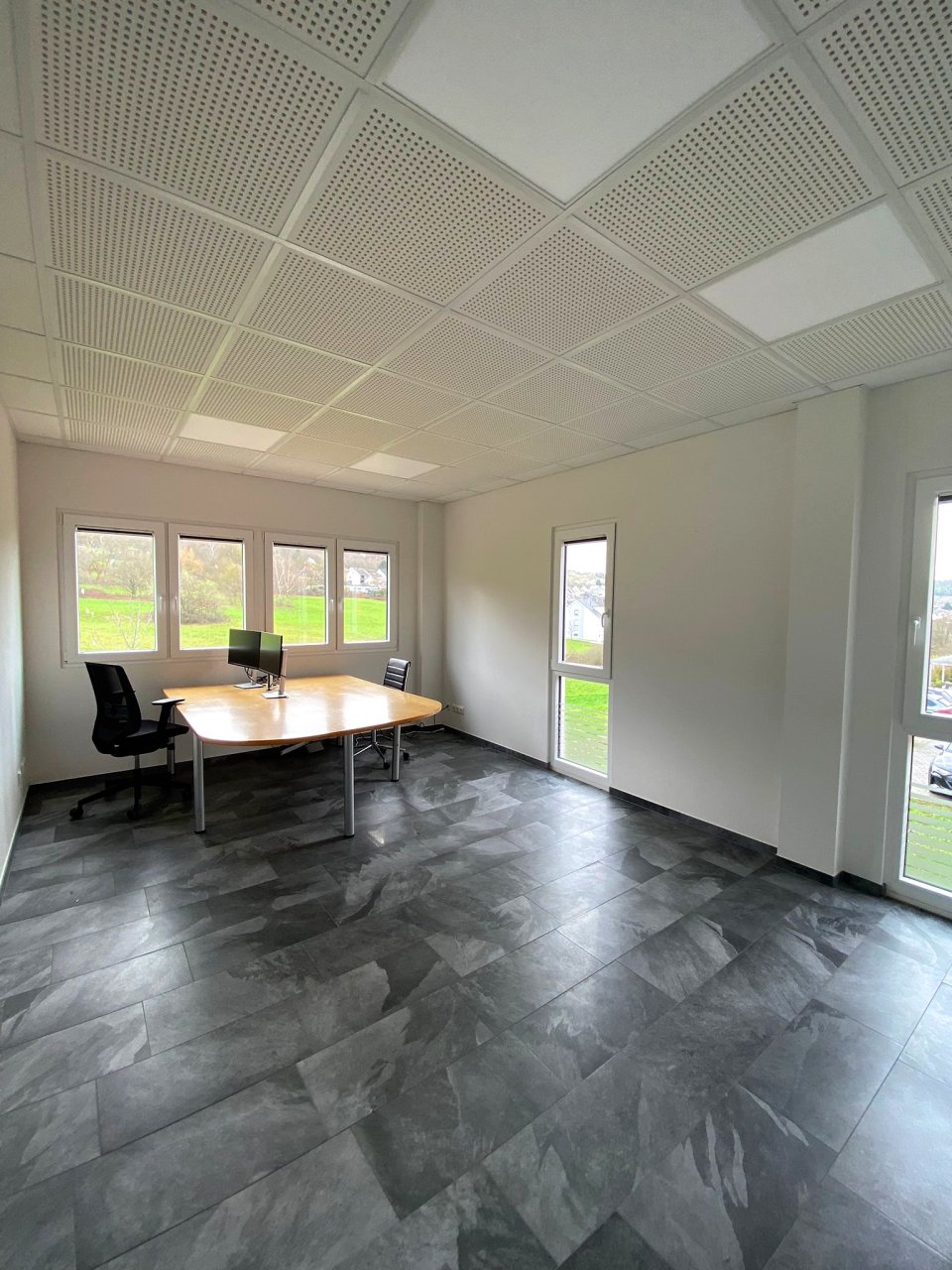 Moderne Büroetage im Gewerbegebiet mit Aussicht ins Grüne