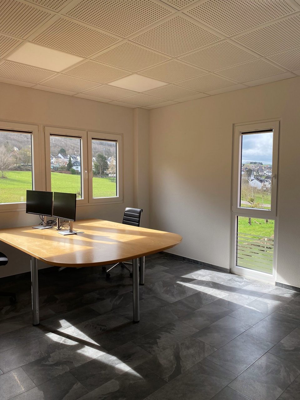 Moderne Büroetage im Gewerbegebiet mit Aussicht ins Grüne