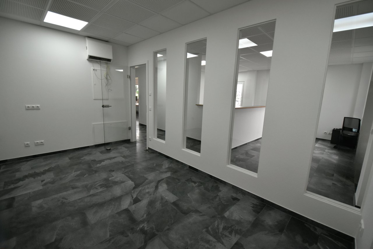 Moderne Büroetage im Gewerbegebiet mit Aussicht ins Grüne