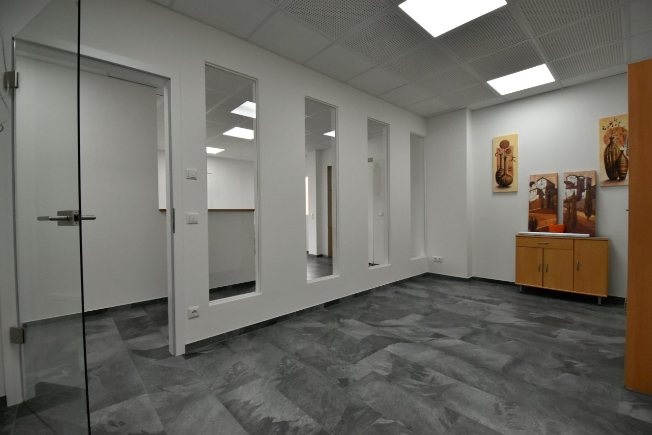 Moderne Büroetage im Gewerbegebiet mit Aussicht ins Grüne