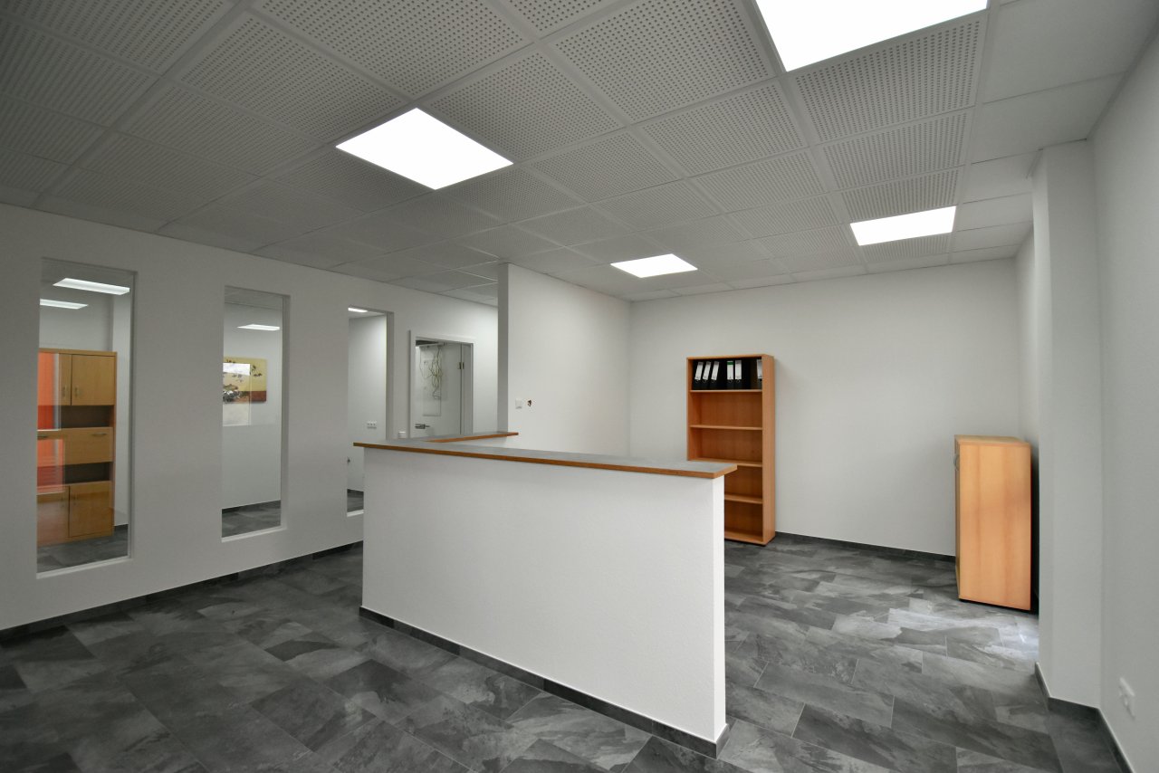 Moderne Büroetage im Gewerbegebiet mit Aussicht ins Grüne