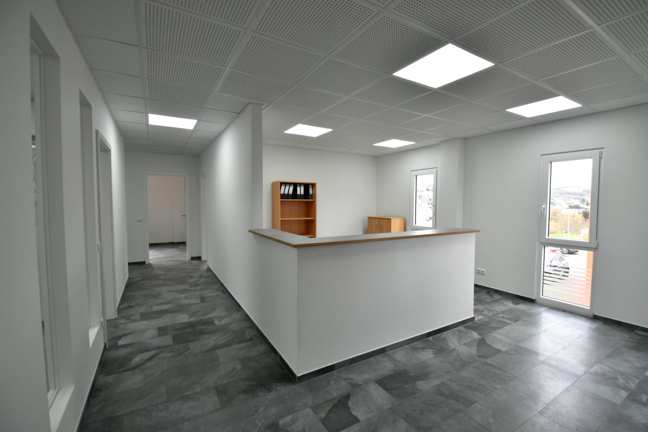 Moderne Büroetage im Gewerbegebiet mit Aussicht ins Grüne