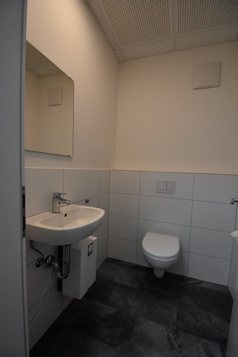 Moderne Büroetage im Gewerbegebiet mit Aussicht ins Grüne