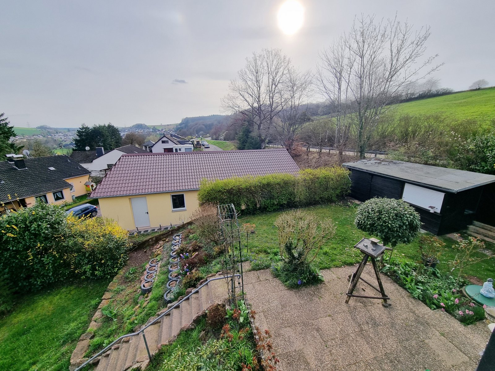verkauft ! Butzweiler: Großzügiges Anwesen mit traumhafter Fernsicht und Einliegerwohnung