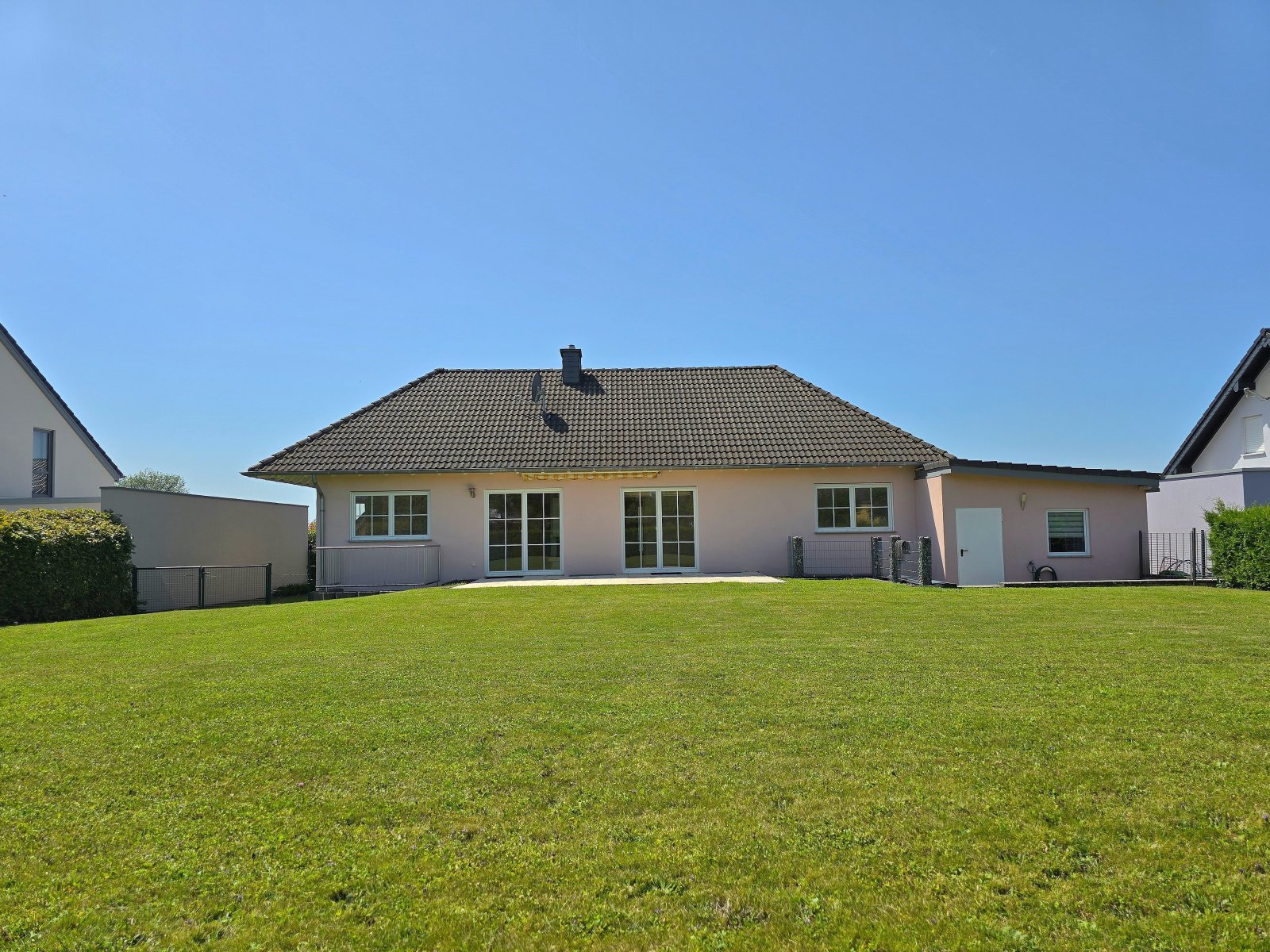 Ein Zuhause zum Verlieben: Eleganter Bungalow in ruhiger Lage von Orenhofen