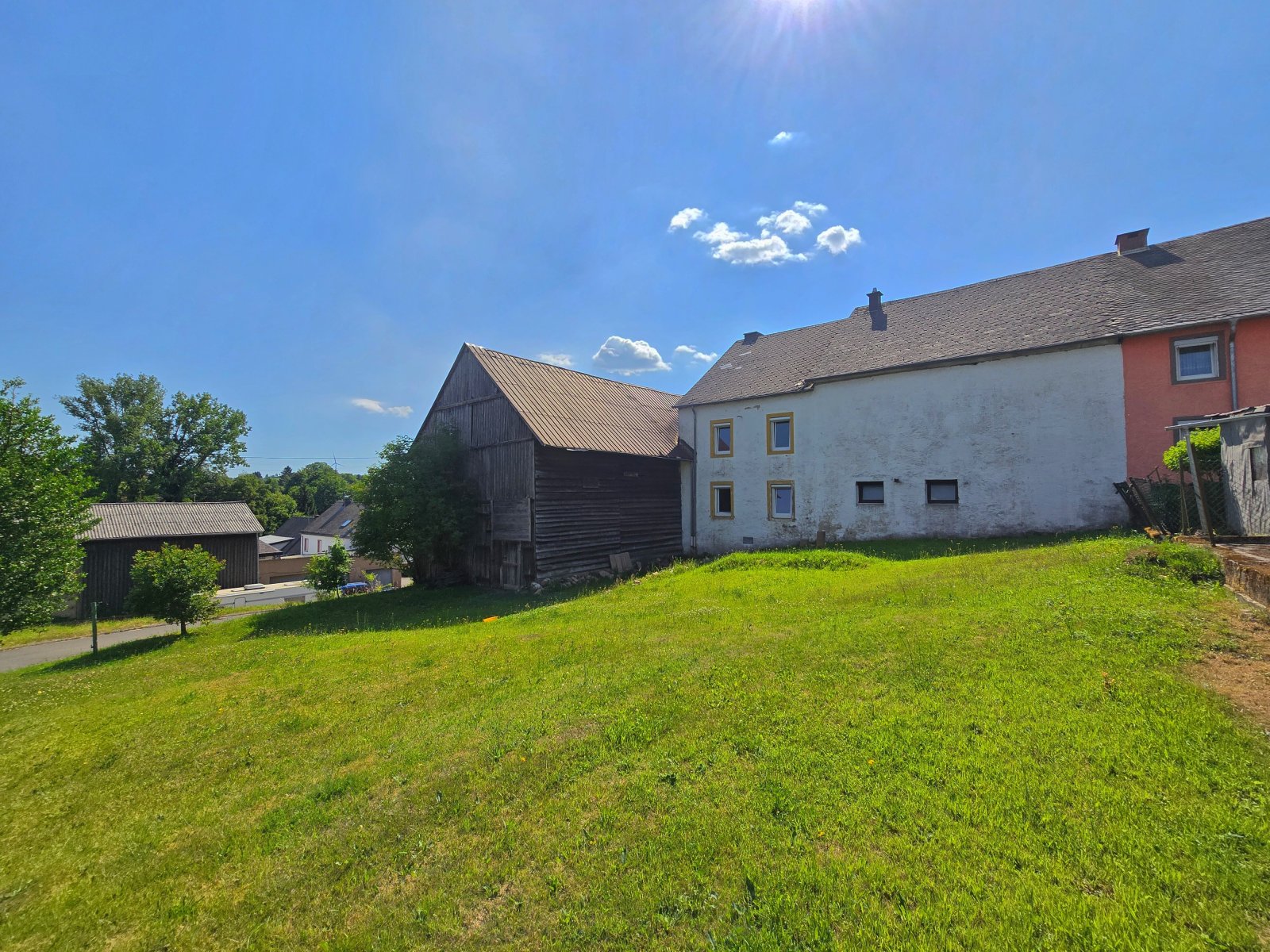 Reinsfelder Bauernhausensemble mit ausgebautem Speicher, zweigeschossiger Holzständer-Scheune und großem vielseitigem Garten auf 1.322 m²