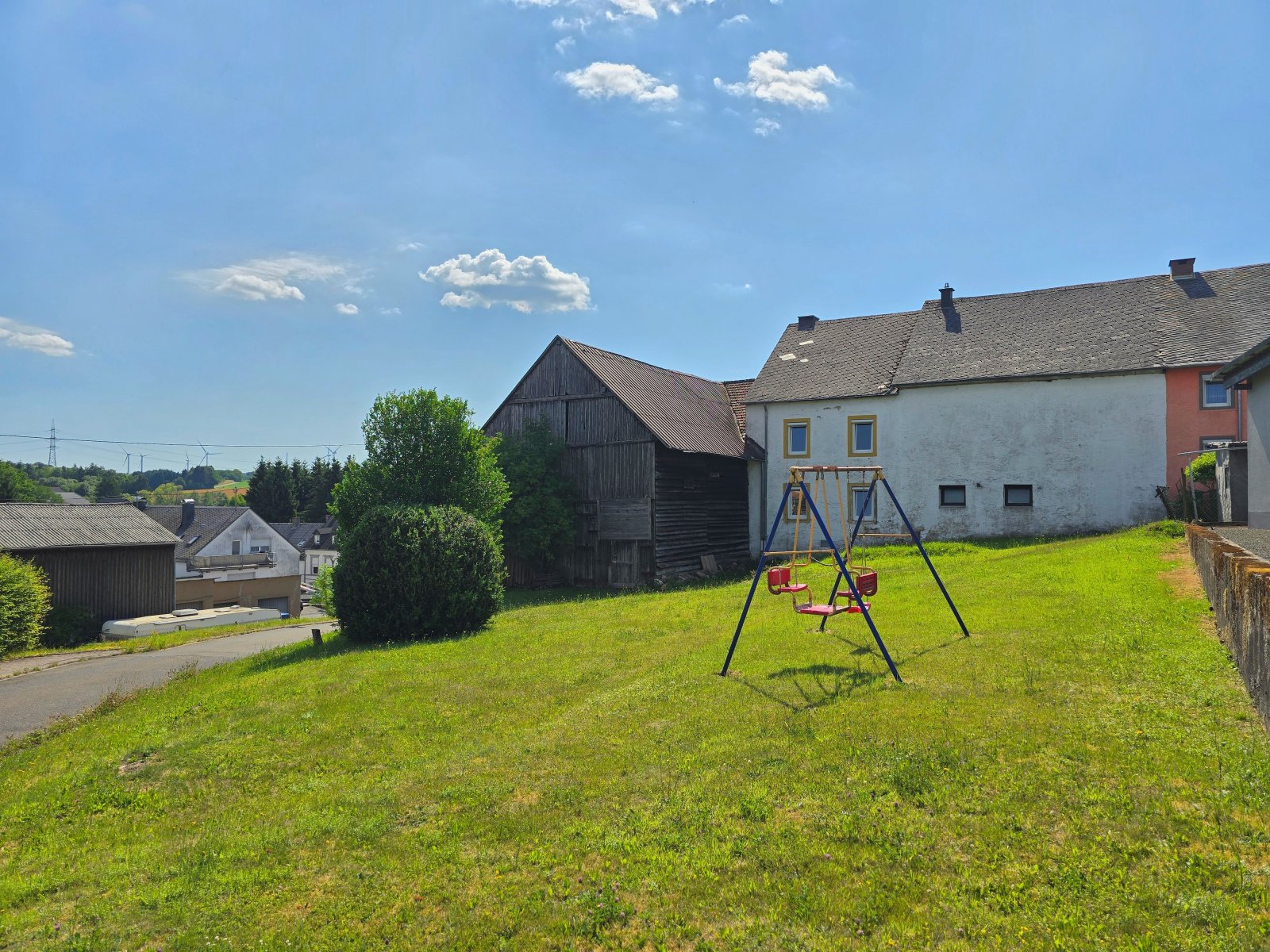 Reinsfelder Bauernhausensemble mit ausgebautem Speicher, zweigeschossiger Holzständer-Scheune und großem vielseitigem Garten auf 1.322 m²