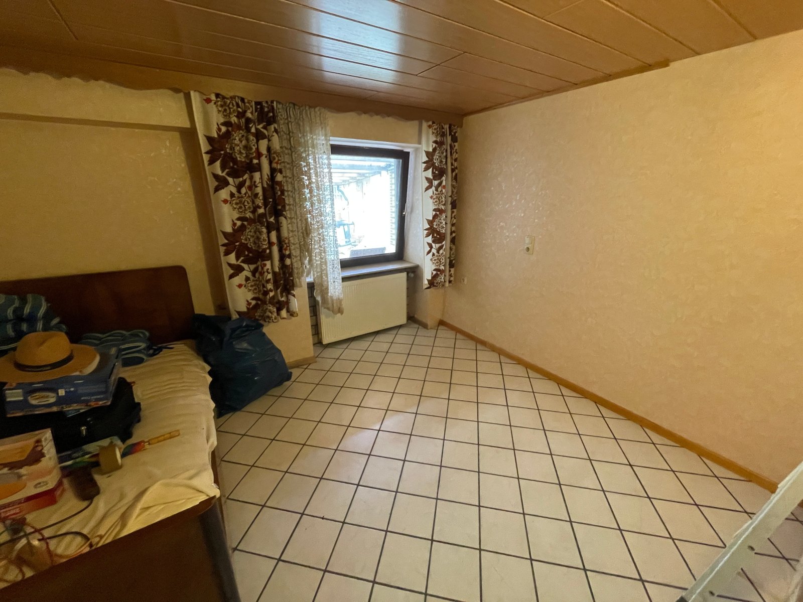 VERKAUFT!! Dudweiler, Geräumiges Ein- bis Zweifamilienhaus mit Wintergarten, Terrasse, Garage, eigenem Garten und viel Potenzial