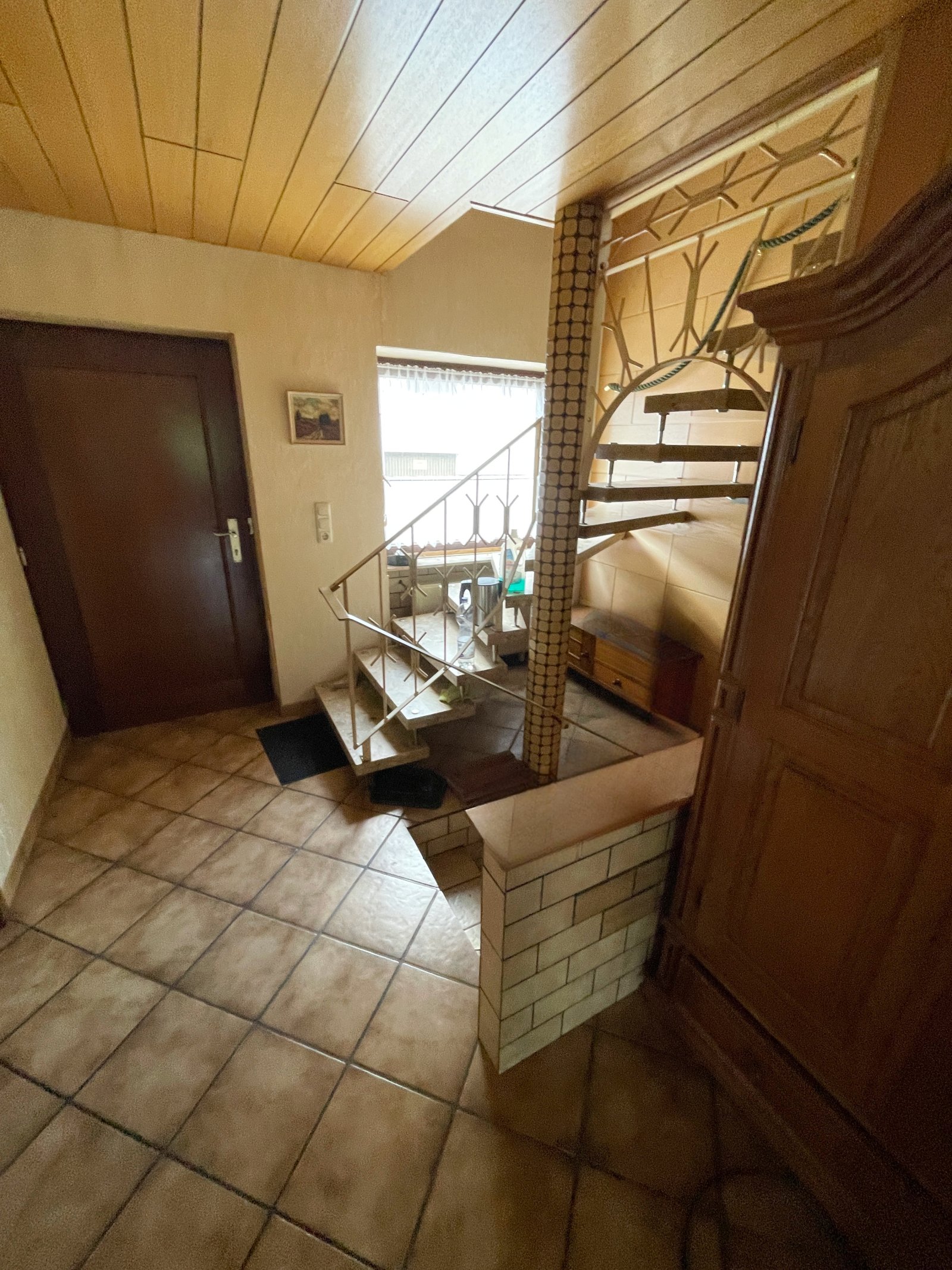 VERKAUFT!! Dudweiler, Geräumiges Ein- bis Zweifamilienhaus mit Wintergarten, Terrasse, Garage, eigenem Garten und viel Potenzial