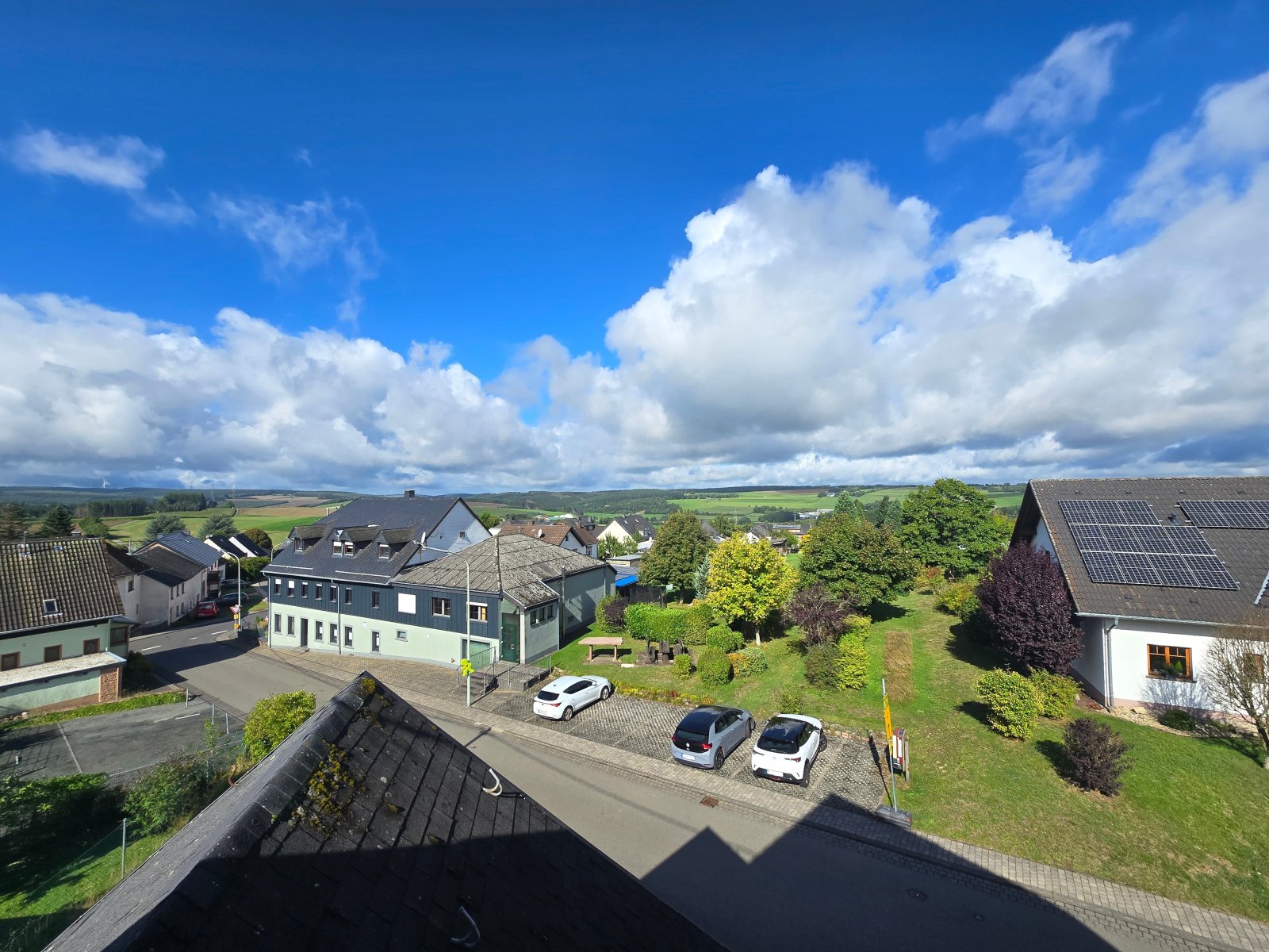 reserviert! Zuhause im Naturpark -  EFH mit Weitsicht, Wintergarten, Loggia Balkon & DG-Appartement in Waldweiler