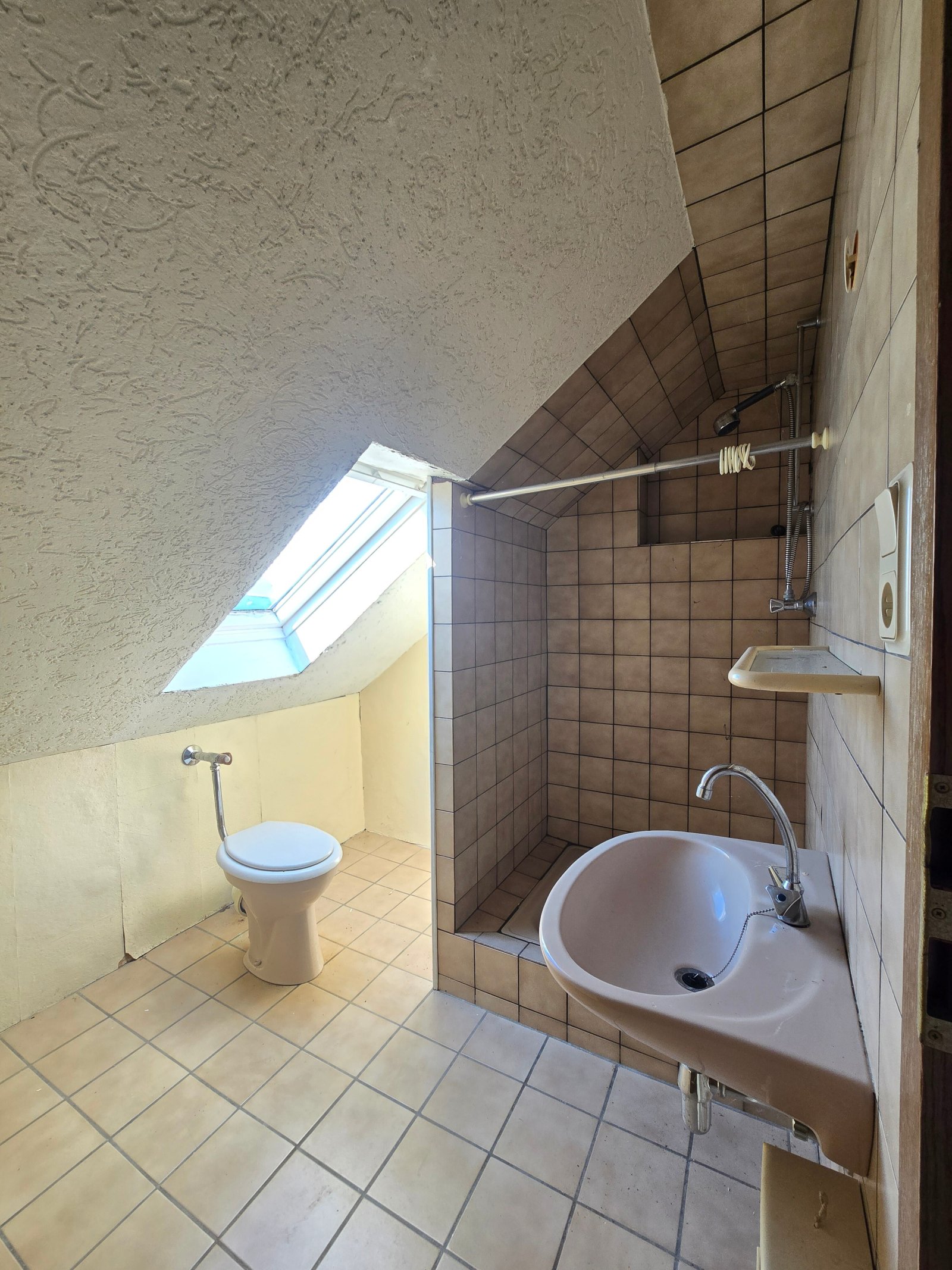 reserviert! Zuhause im Naturpark -  EFH mit Weitsicht, Wintergarten, Loggia Balkon & DG-Appartement in Waldweiler