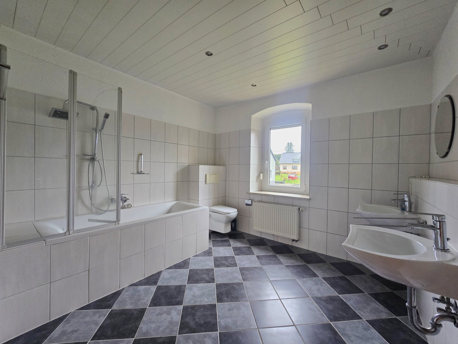 Reinsfelder Bauernhausensemble mit ausgebautem Speicher, zweigeschossiger Holzständer-Scheune und großem vielseitigem Garten auf 1.322 m²