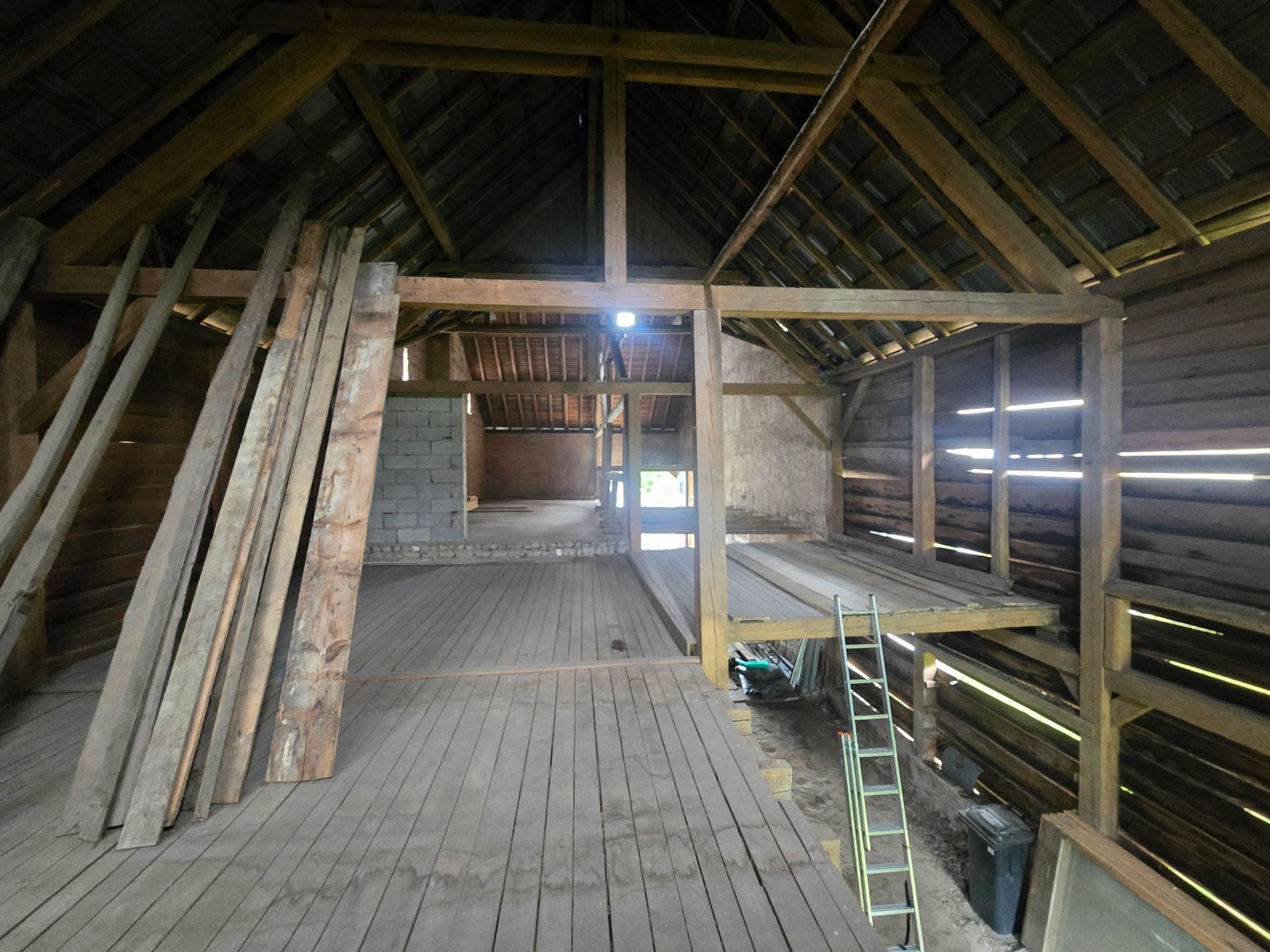 Reinsfelder Bauernhausensemble mit ausgebautem Speicher, zweigeschossiger Holzständer-Scheune und großem vielseitigem Garten auf 1.322 m²