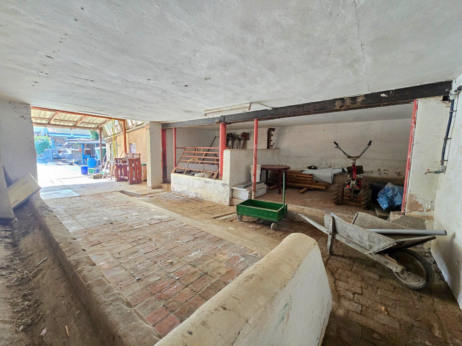 Renovierungsbedürftiges Winzerhaus mit großem Grundstück, Hinterhaus und Stallungen – vielseitiges Anwesen in zentraler Lage von Kanzem