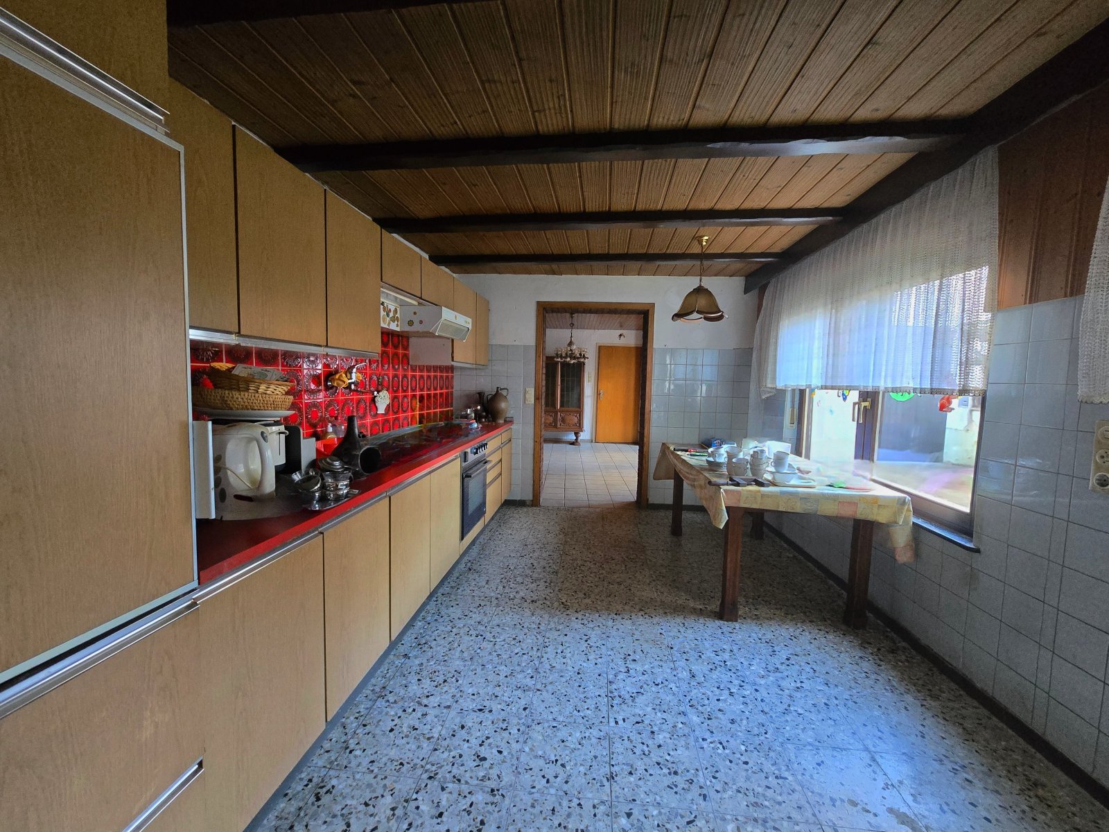Renovierungsbedürftiges Winzerhaus mit großem Grundstück, Hinterhaus und Stallungen – vielseitiges Anwesen in zentraler Lage von Kanzem