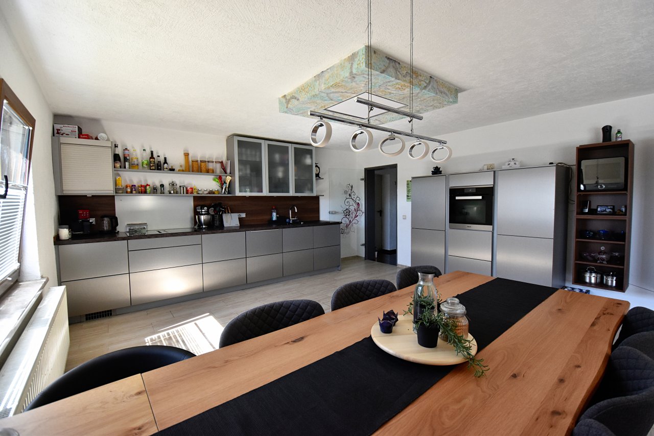 Stilvoll wohnen mit viel Platz: Modernisiertes Familienhaus mit besonderen Highlights und Option auf zwei Wohneinheiten