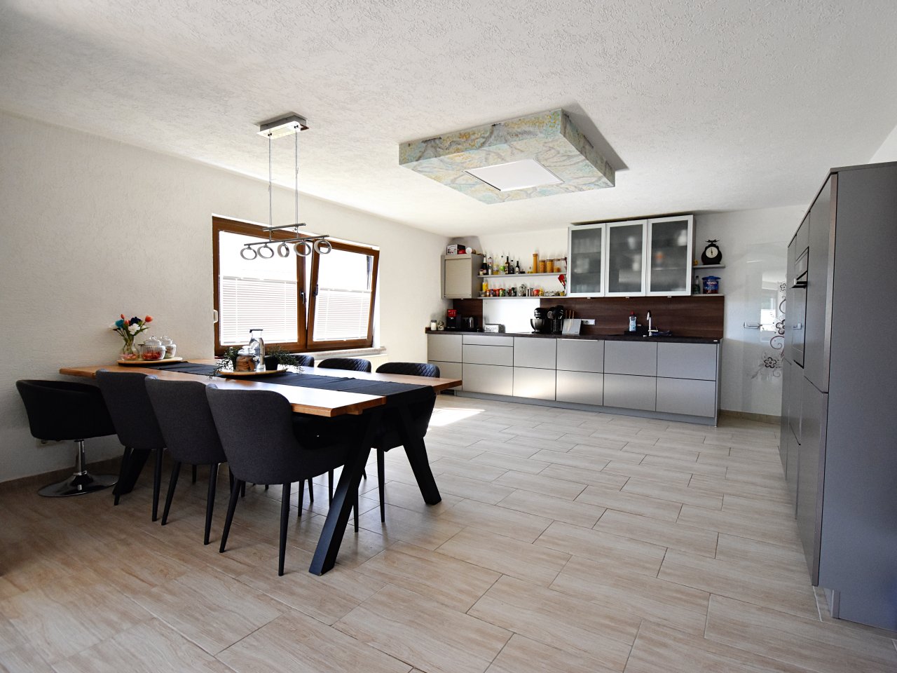 Stilvoll wohnen mit viel Platz: Modernisiertes Familienhaus mit besonderen Highlights und Option auf zwei Wohneinheiten