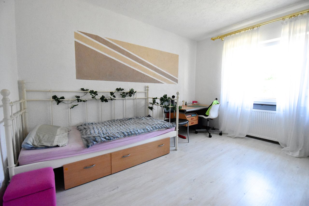 Stilvoll wohnen mit viel Platz: Modernisiertes Familienhaus mit besonderen Highlights und Option auf zwei Wohneinheiten