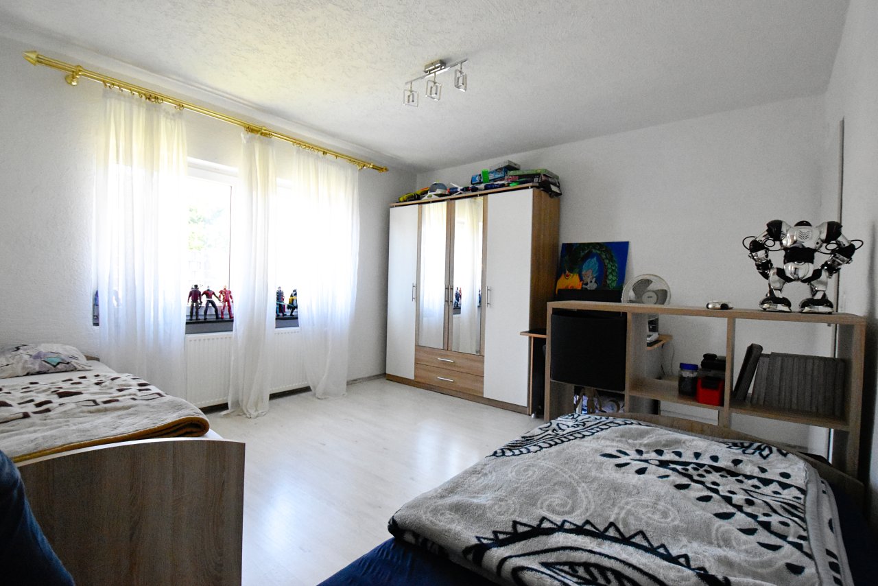 Stilvoll wohnen mit viel Platz: Modernisiertes Familienhaus mit besonderen Highlights und Option auf zwei Wohneinheiten