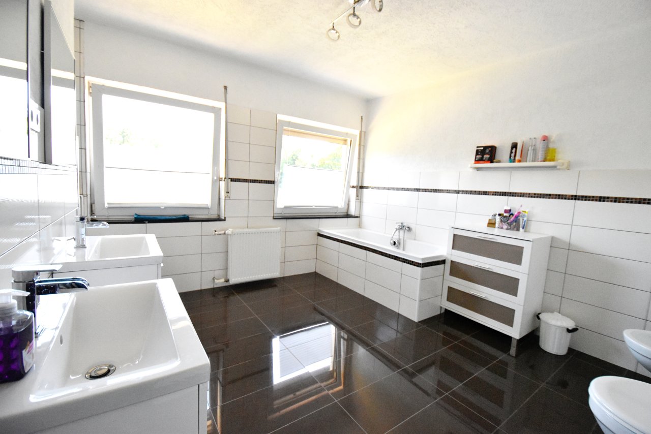 Stilvoll wohnen mit viel Platz: Modernisiertes Familienhaus mit besonderen Highlights und Option auf zwei Wohneinheiten