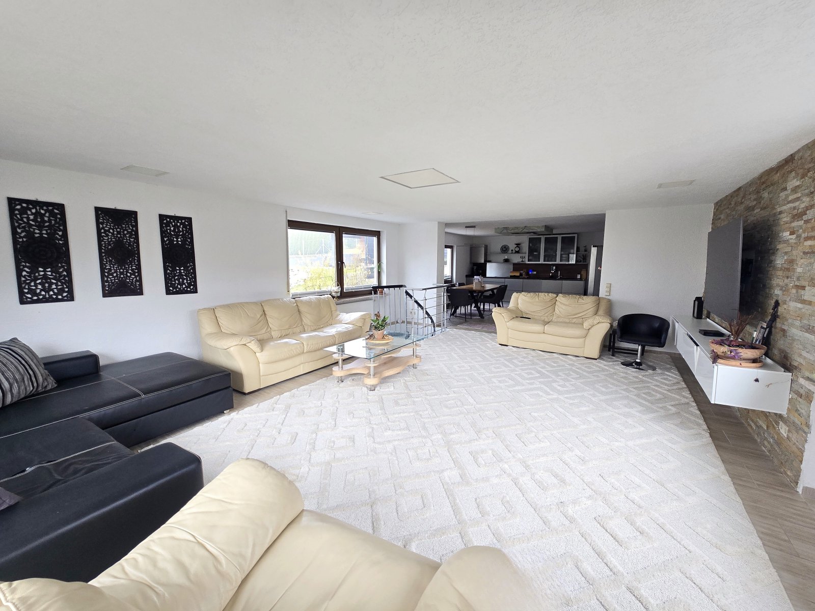 Stilvoll wohnen mit viel Platz: Modernisiertes Familienhaus mit besonderen Highlights und Option auf zwei Wohneinheiten