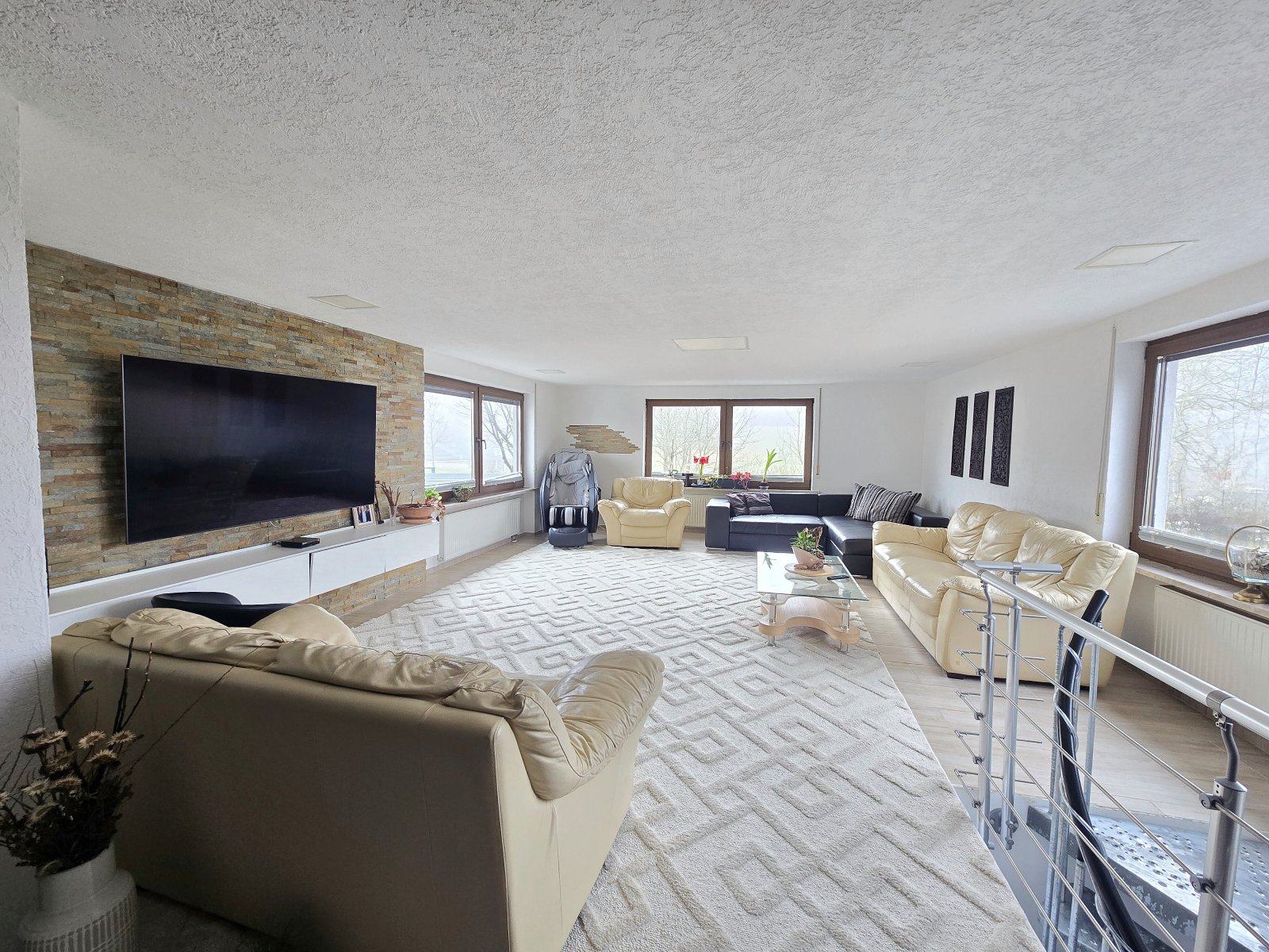 Stilvoll wohnen mit viel Platz: Modernisiertes Familienhaus mit besonderen Highlights und Option auf zwei Wohneinheiten