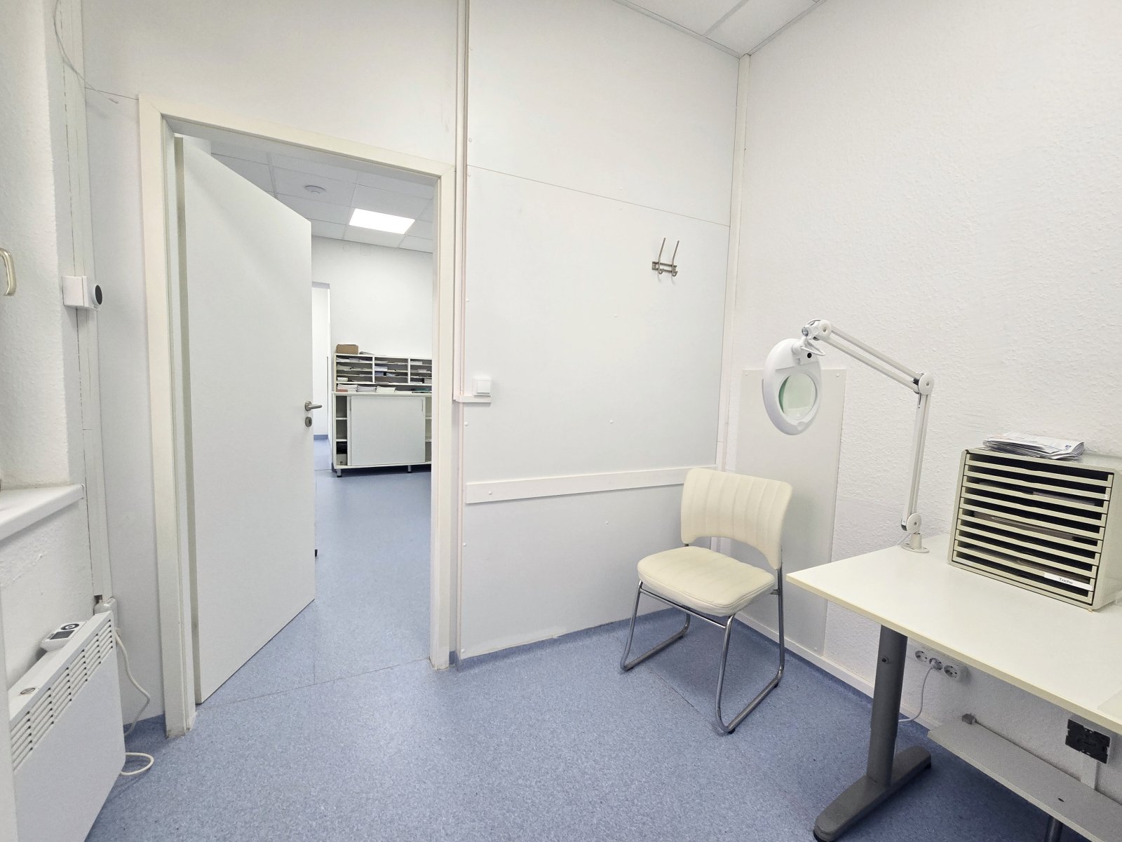 Renditestarkes Premium-Ärztehaus (teilvermietet) mit 2 Praxisetagen & Appartements - bis zu 7% Rendite möglich.