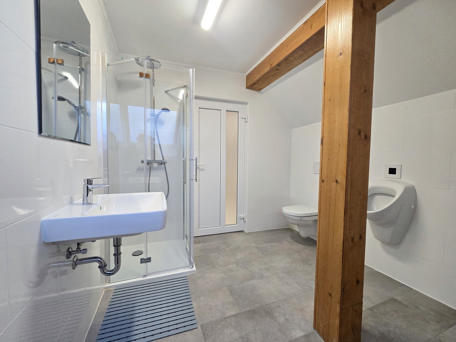 Renditestarkes Premium-Ärztehaus (teilvermietet) mit 2 Praxisetagen & Appartements - bis zu 7% Rendite möglich.