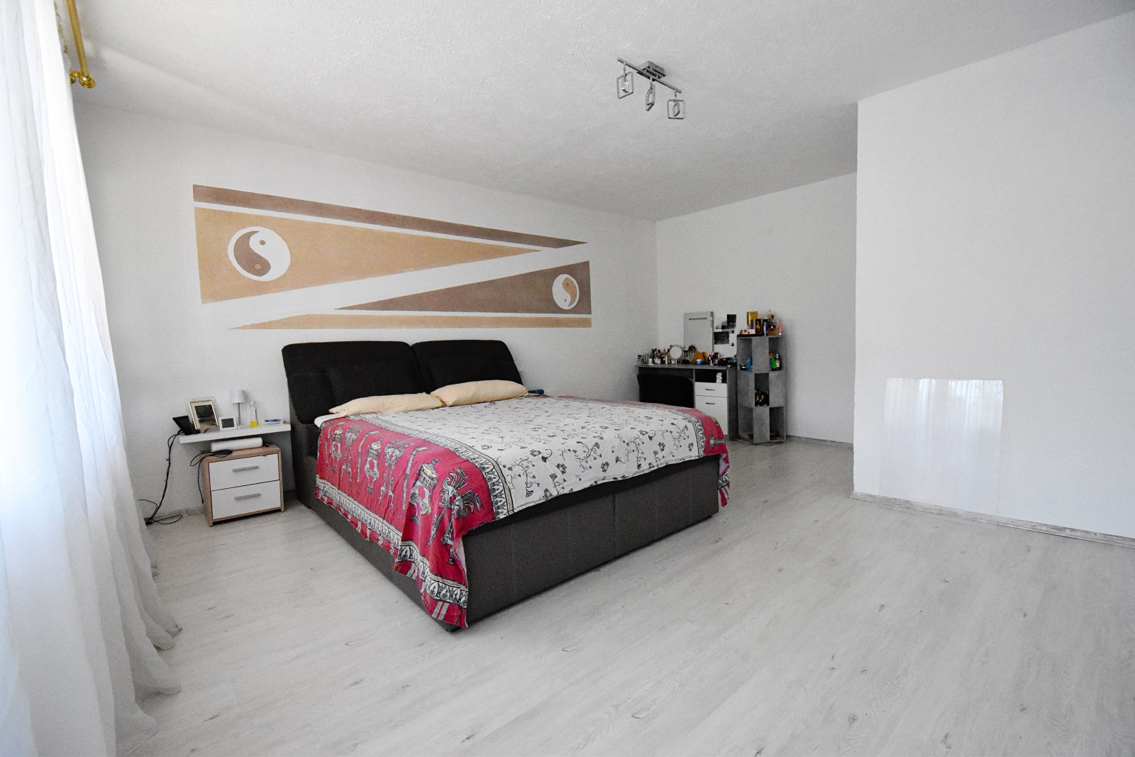 Stilvoll wohnen mit viel Platz: Modernisiertes Familienhaus mit besonderen Highlights und Option auf zwei Wohneinheiten