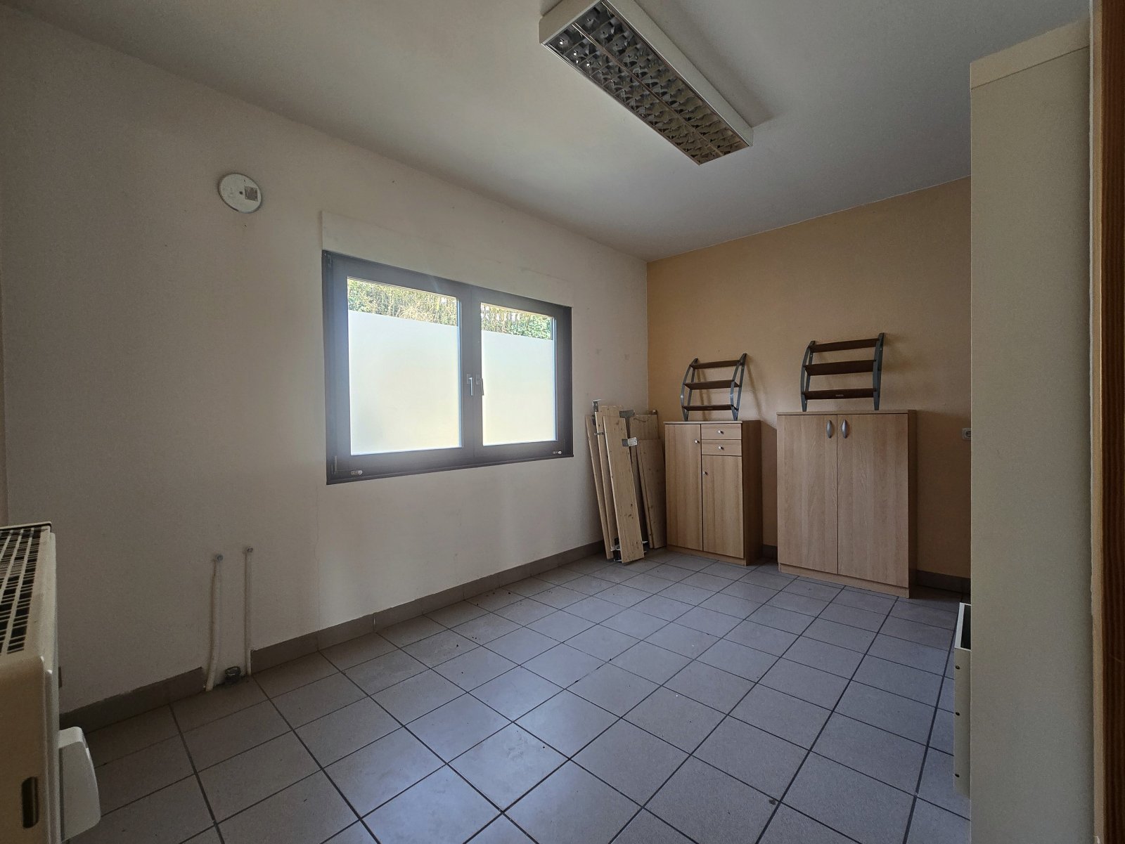 Etablierte Gewerbefläche im Erdgeschoss mit ca. 110 m² und Stellplätzen direkt vor dem Haus.