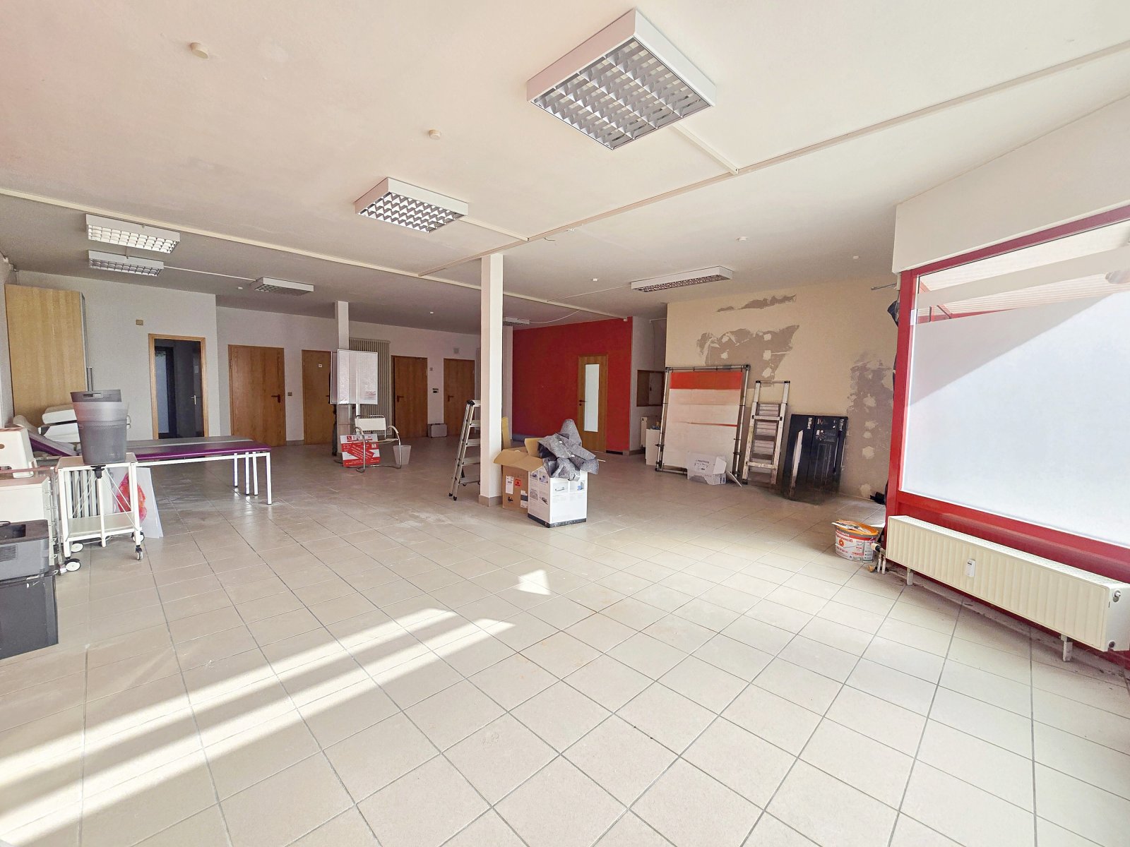 Etablierte Gewerbefläche im Erdgeschoss mit ca. 110 m² und Stellplätzen direkt vor dem Haus.