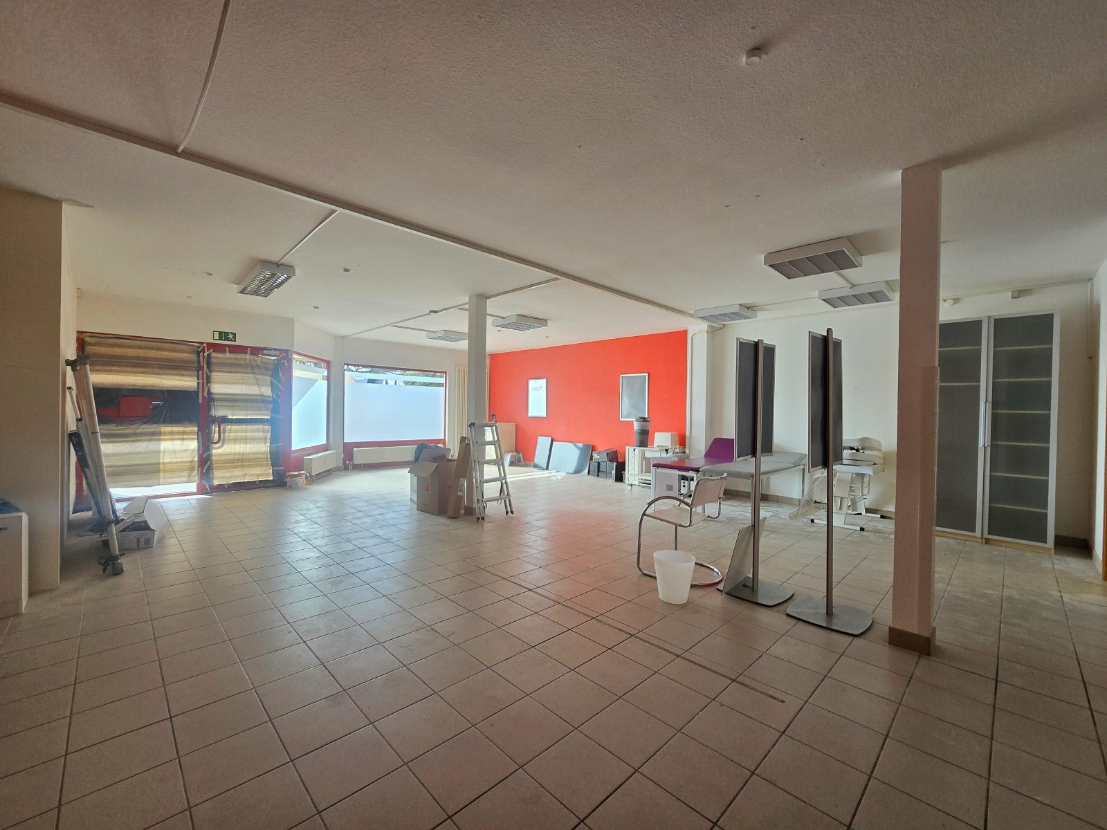 Etablierte Gewerbefläche im Erdgeschoss mit ca. 110 m² und Stellplätzen direkt vor dem Haus.