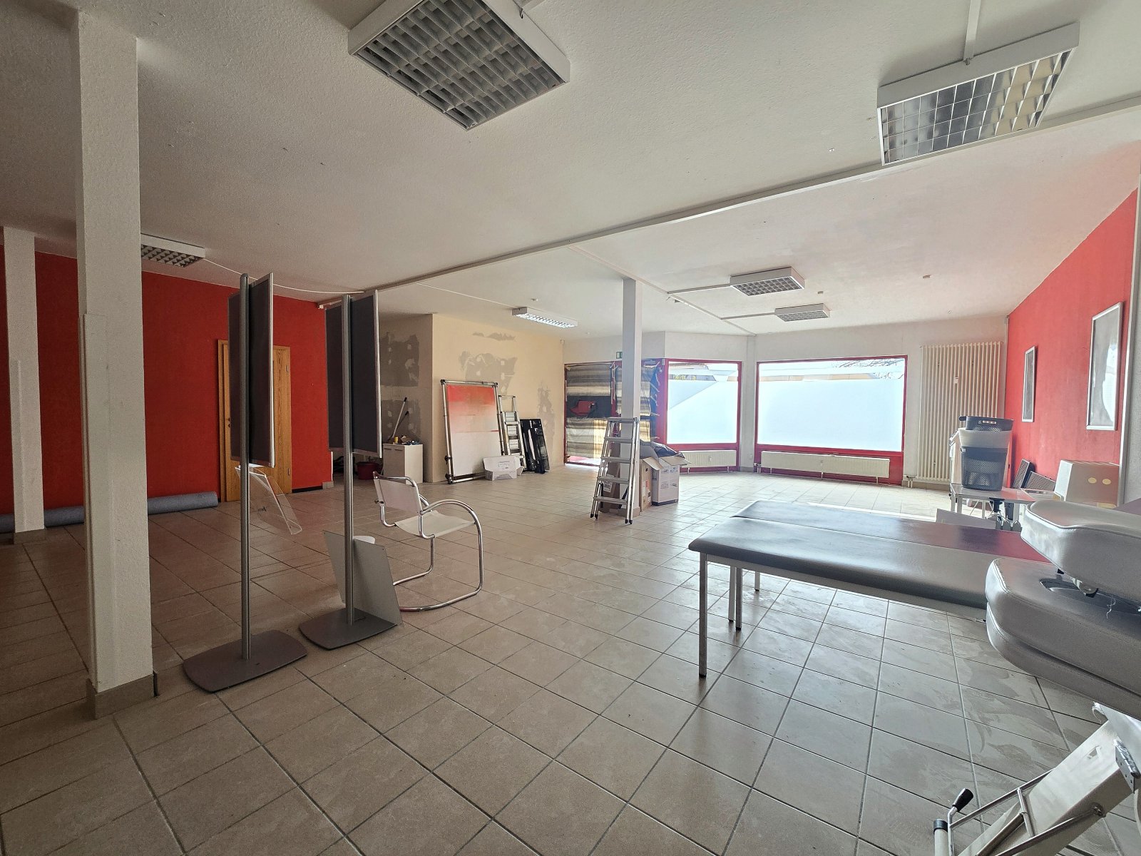 Etablierte Gewerbefläche im Erdgeschoss mit ca. 110 m² und Stellplätzen direkt vor dem Haus.