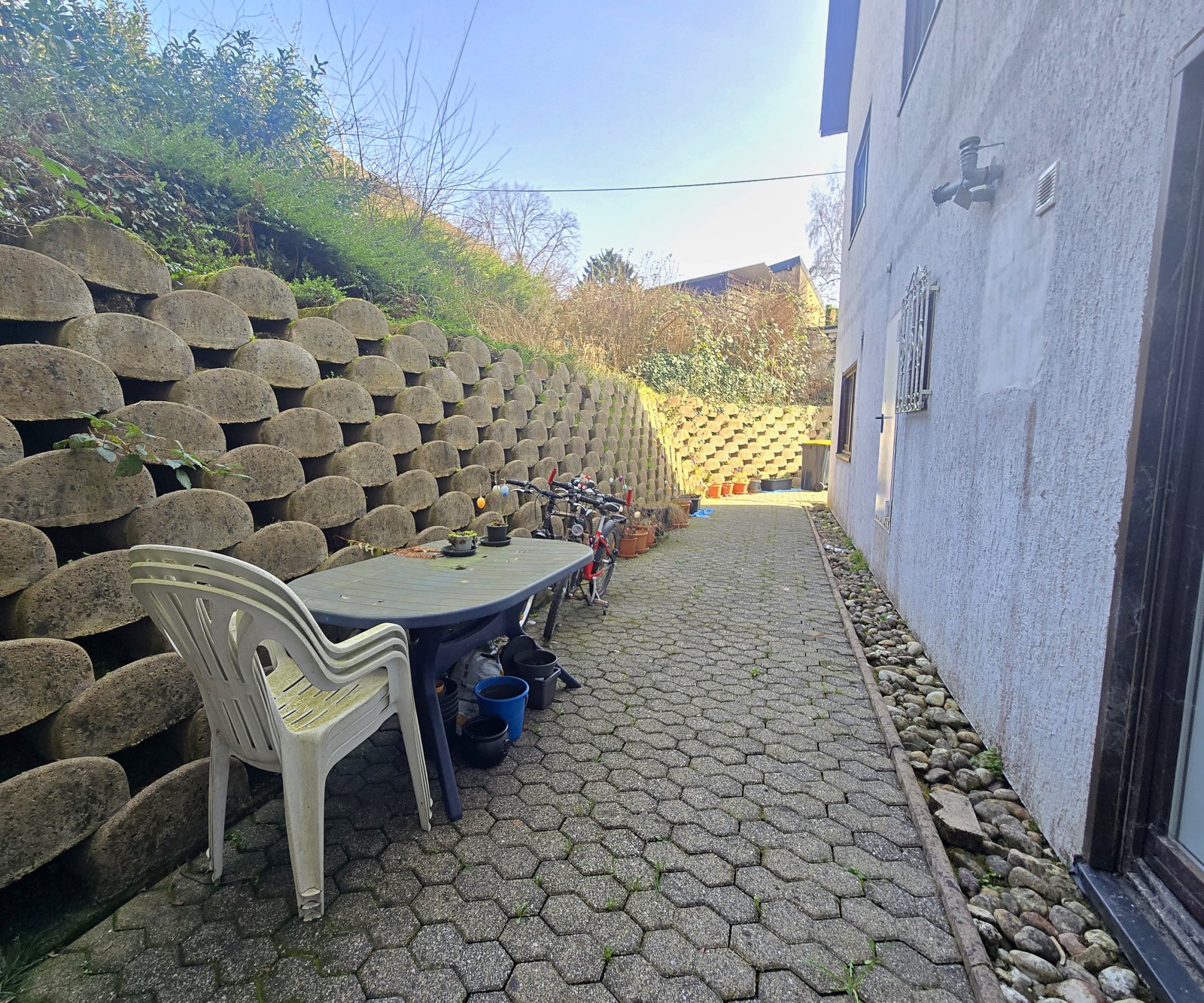 Etablierte Gewerbefläche im Erdgeschoss mit ca. 110 m² und Stellplätzen direkt vor dem Haus.