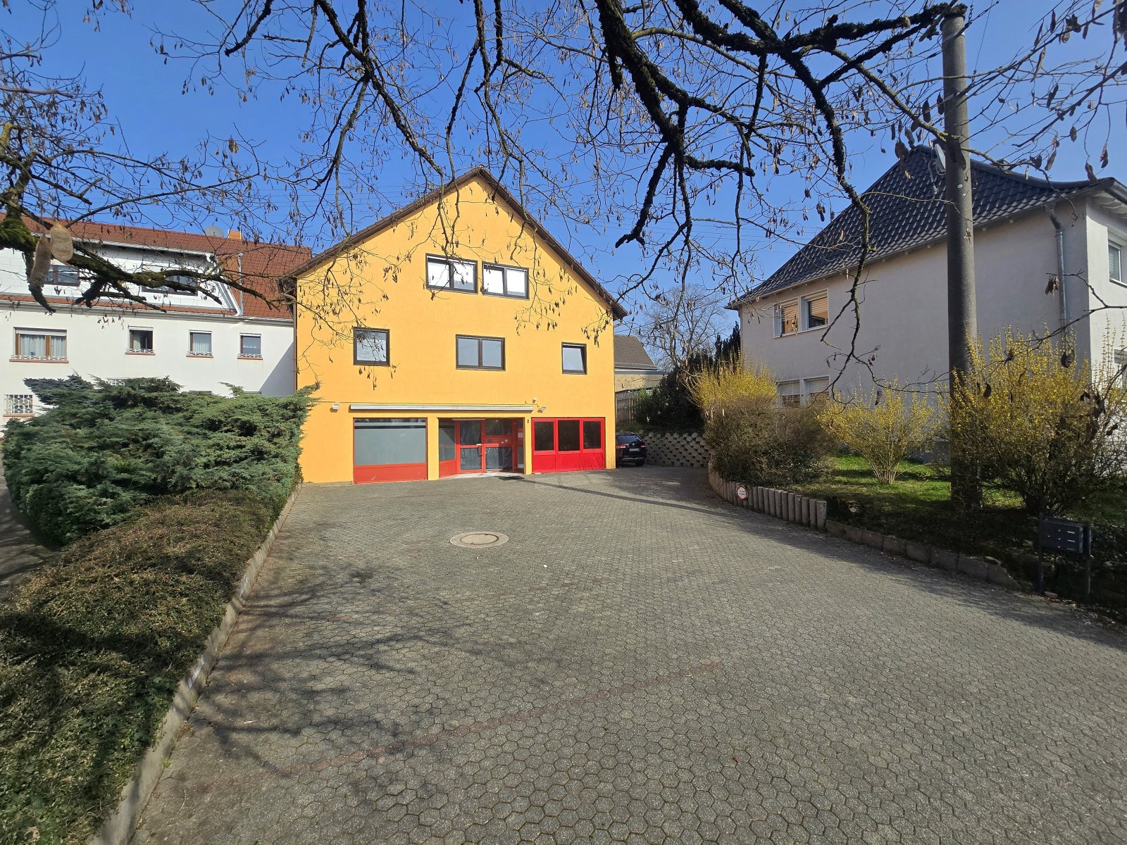 Etablierte Gewerbefläche im Erdgeschoss mit ca. 110 m² und Stellplätzen direkt vor dem Haus.