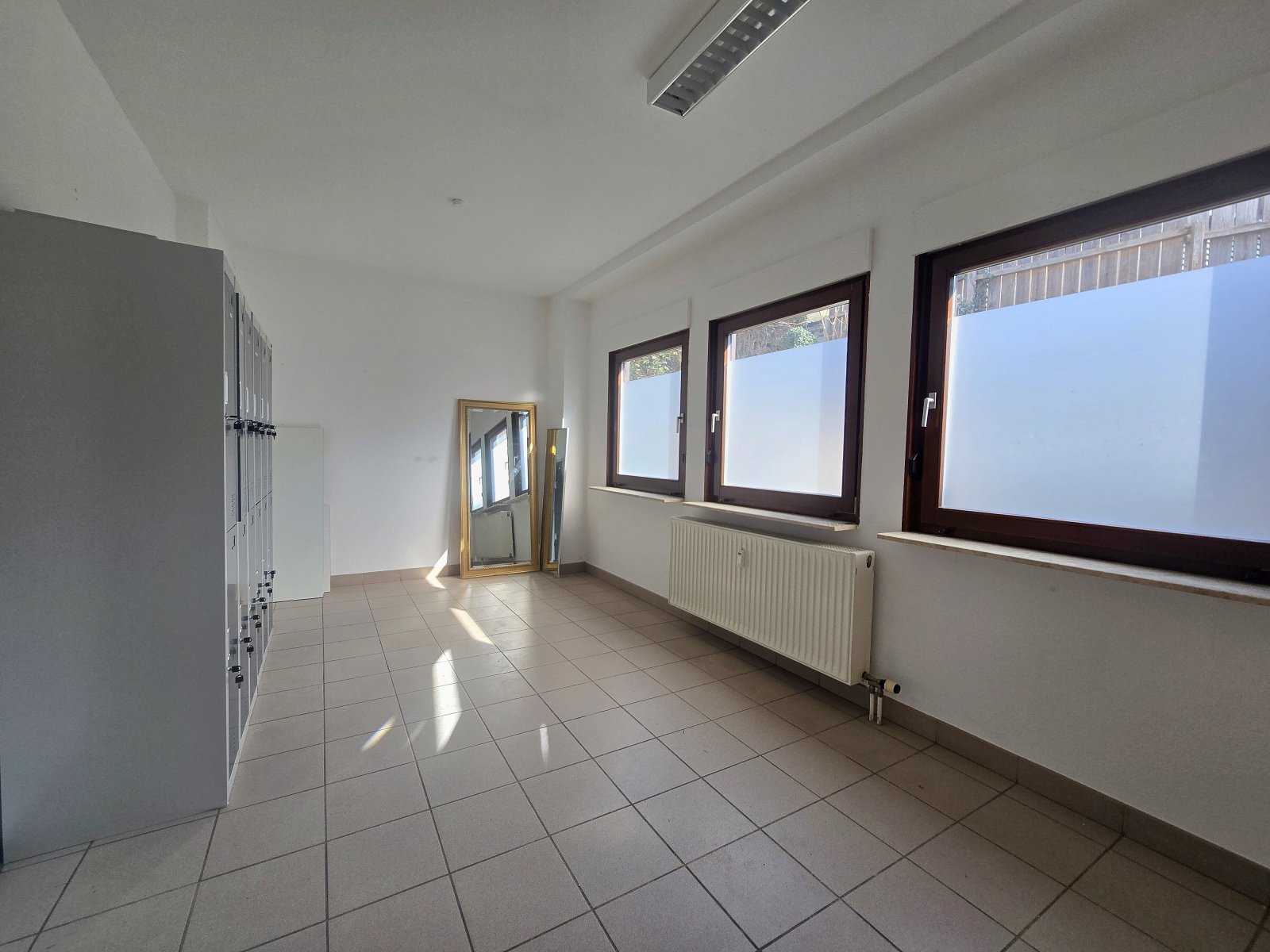 Etablierte Gewerbefläche im Erdgeschoss mit ca. 110 m² und Stellplätzen direkt vor dem Haus.