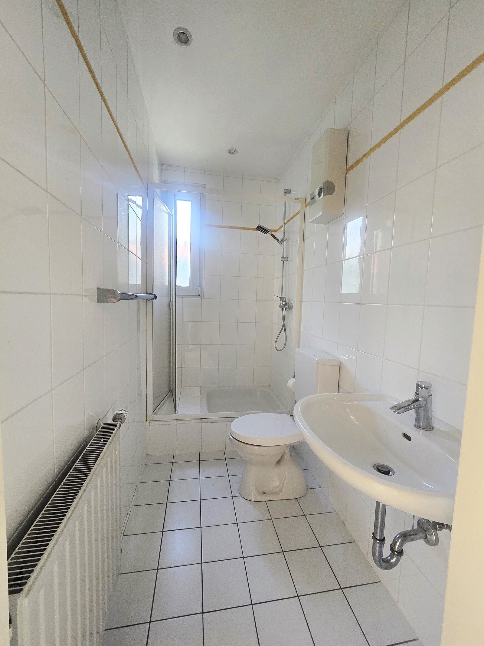 Elegantes Leben auf einer Ebene – mit Garten, Wintergarten und Kamin