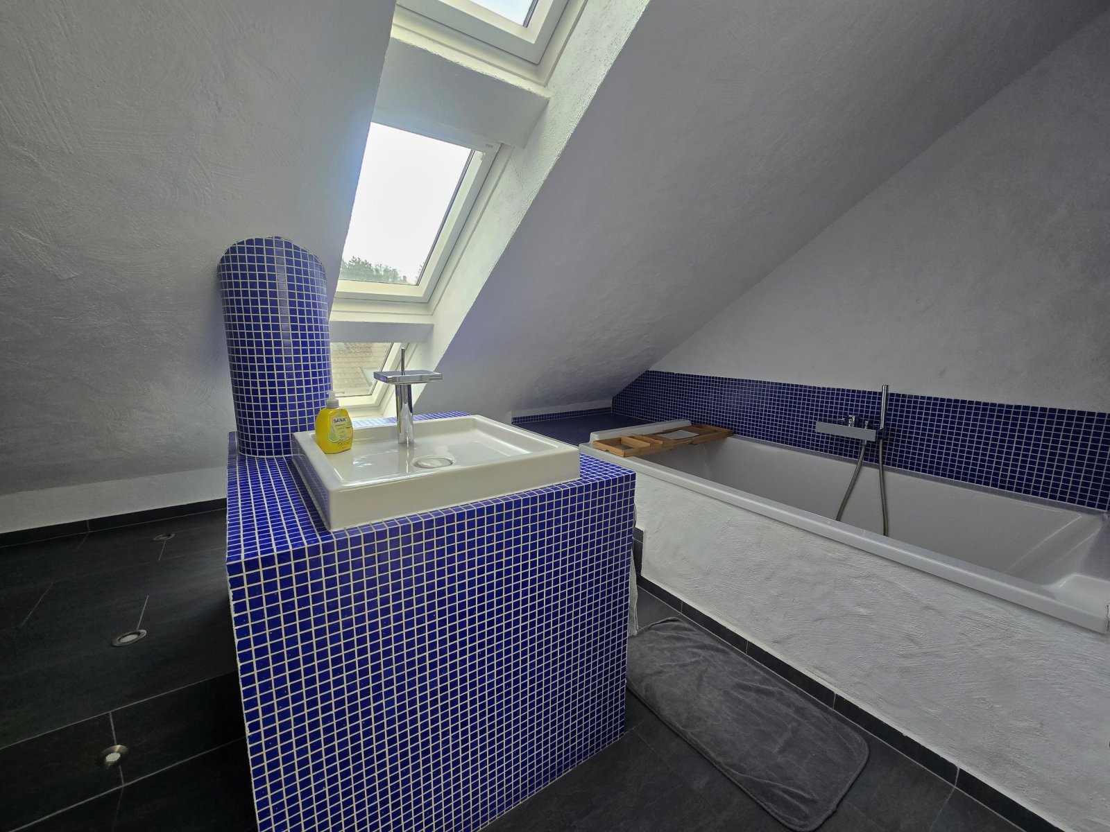 Maisonette mit Traumformat – zwei Kamine, Balkon im Terrassenstil und ein Wohnkonzept mit Seltenheitswert