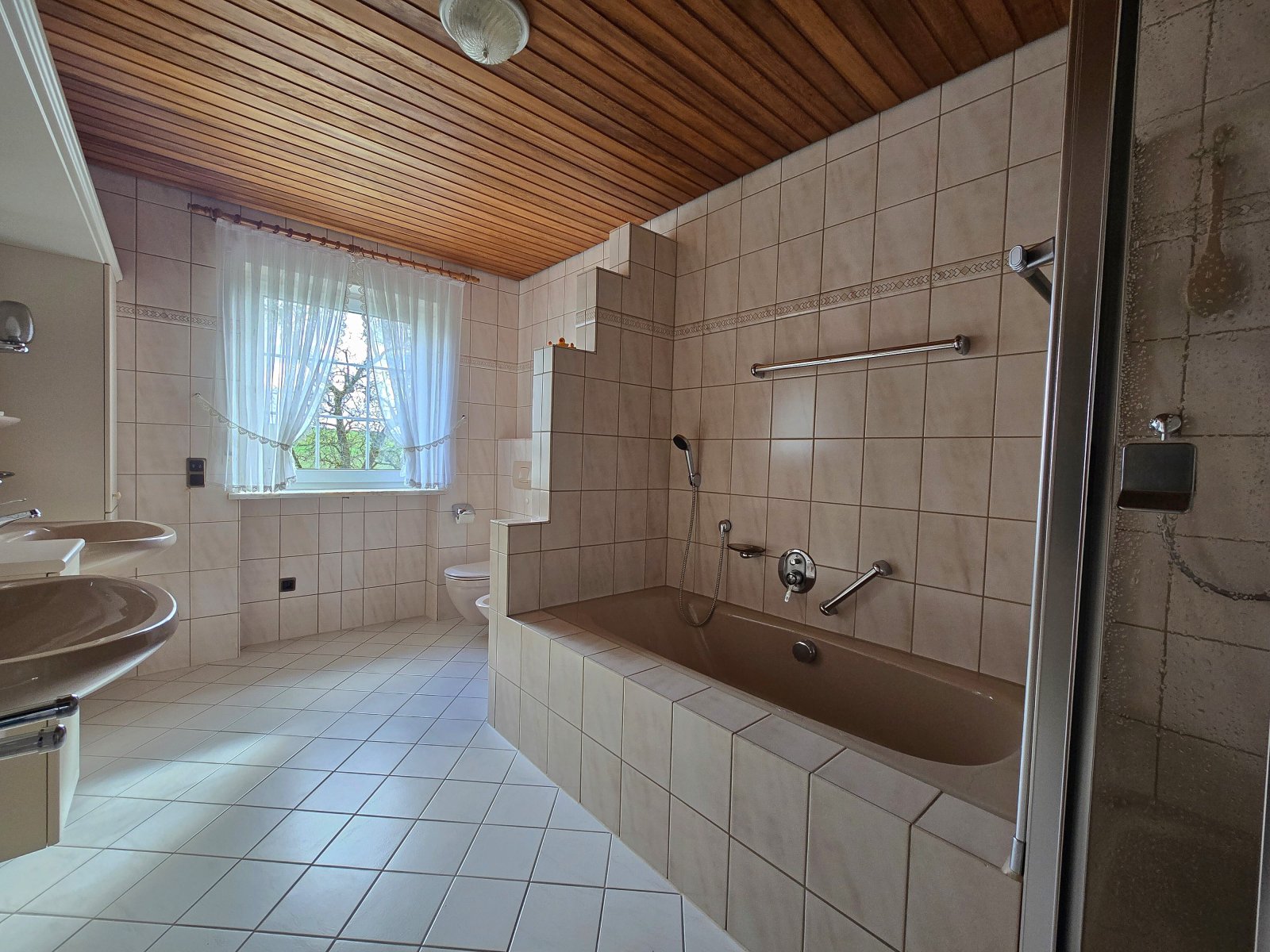 Landhaus in Alleinlage bei Trier mit ca. 27.000 m² Land