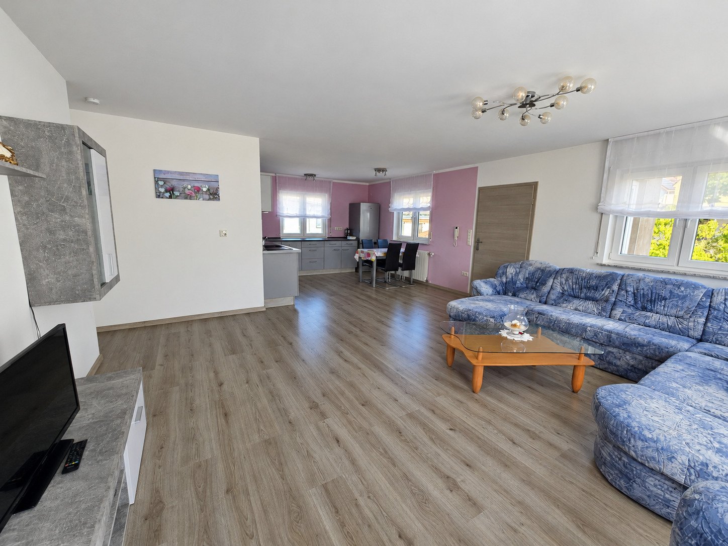 Wohnhaus mit drei XXL-Garagen und Garten - Platz für Ihr Geschäft oder Ihre Vermietung.