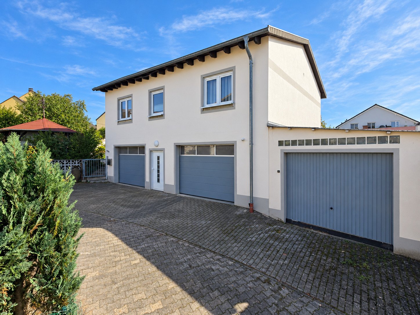 Wohnhaus mit drei XXL-Garagen und Garten - Platz für Ihr Geschäft oder Ihre Vermietung.