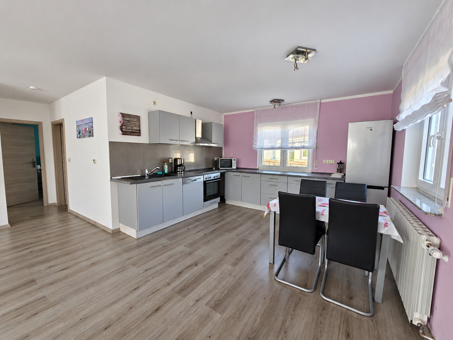 Wohnhaus mit drei XXL-Garagen und Garten - Platz für Ihr Geschäft oder Ihre Vermietung.