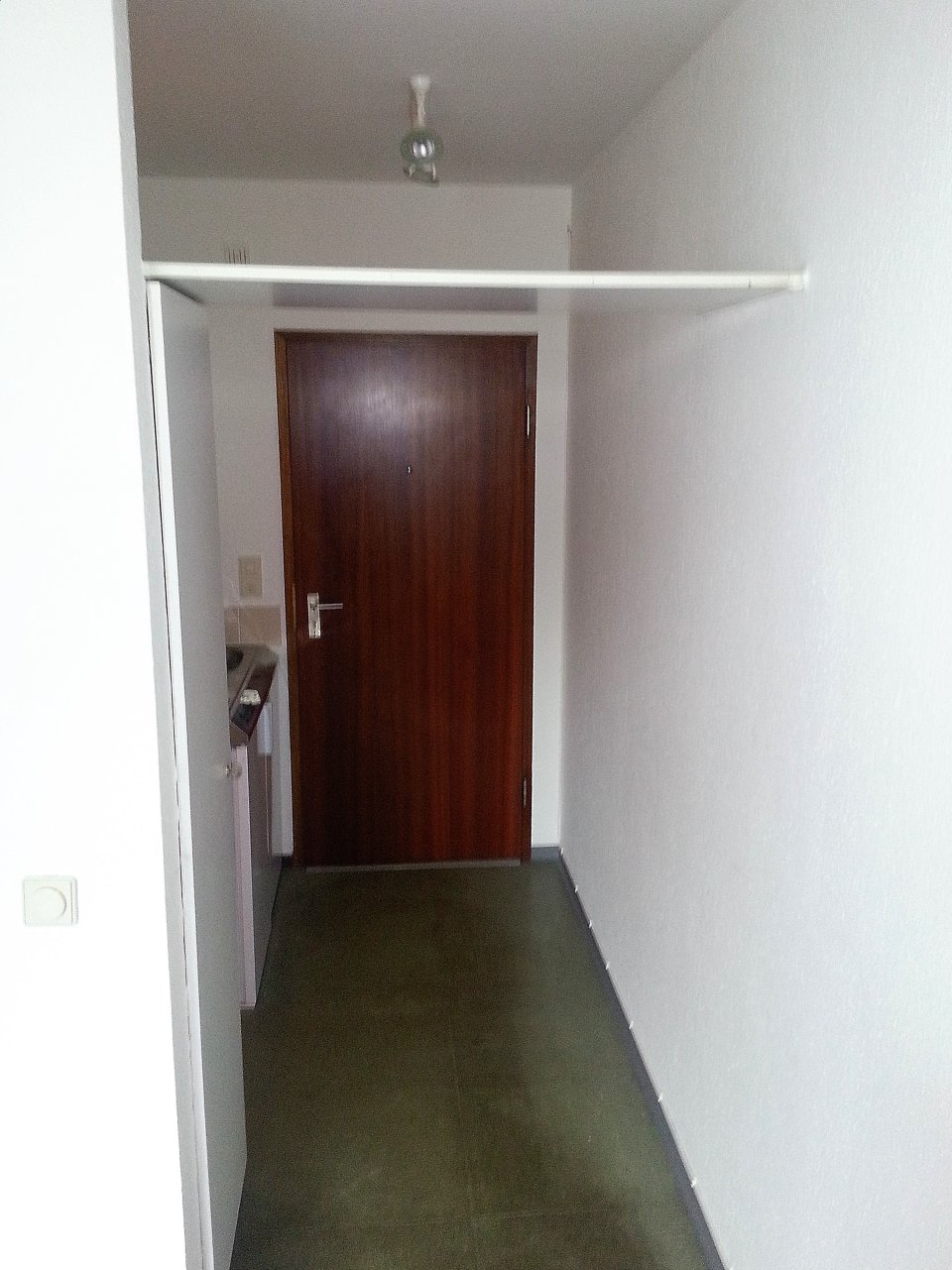 Eingang mit Einbauschrank und Küche