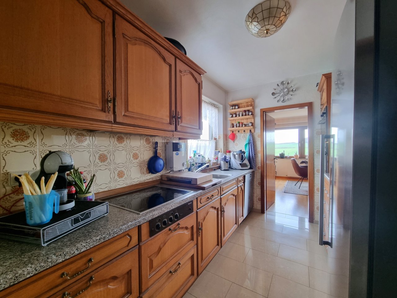 Küche mit Blick zum Esszimmer Küche mit Blick zum Esszimmer