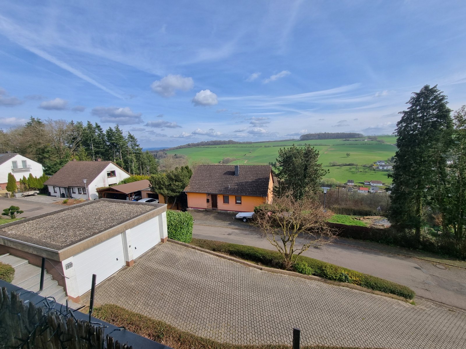 Blick vom Balkon mit Einfahrt und Garage