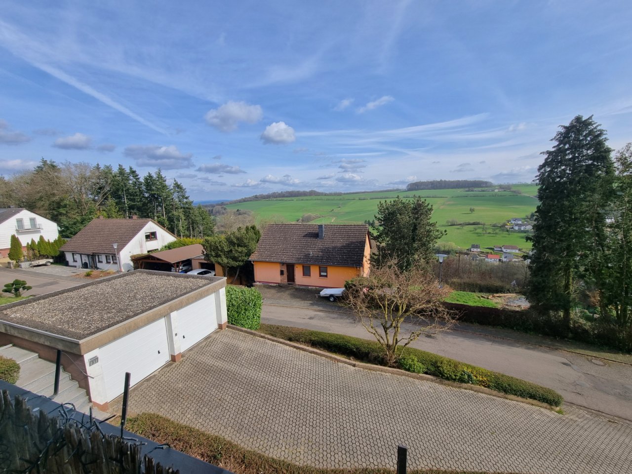 Blick vom Balkon mit Einfahrt und Garage Blick vom Balkon mit Einfahrt und Garage