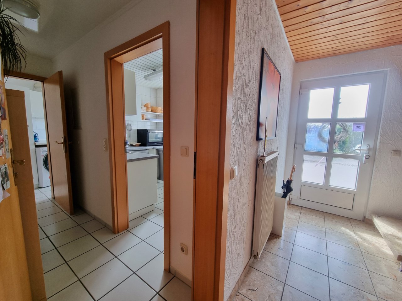 Eingang mit Blick in Küche und HWR