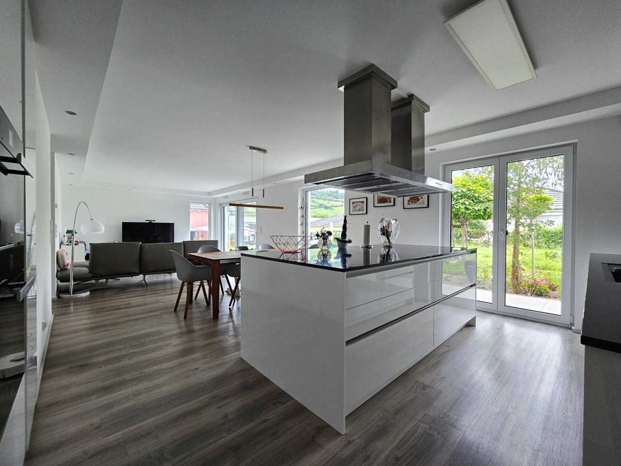 Blick von der Küche in Essen, Wohnen und Garten Blick von der Küche in Essen, Wohnen und Garten