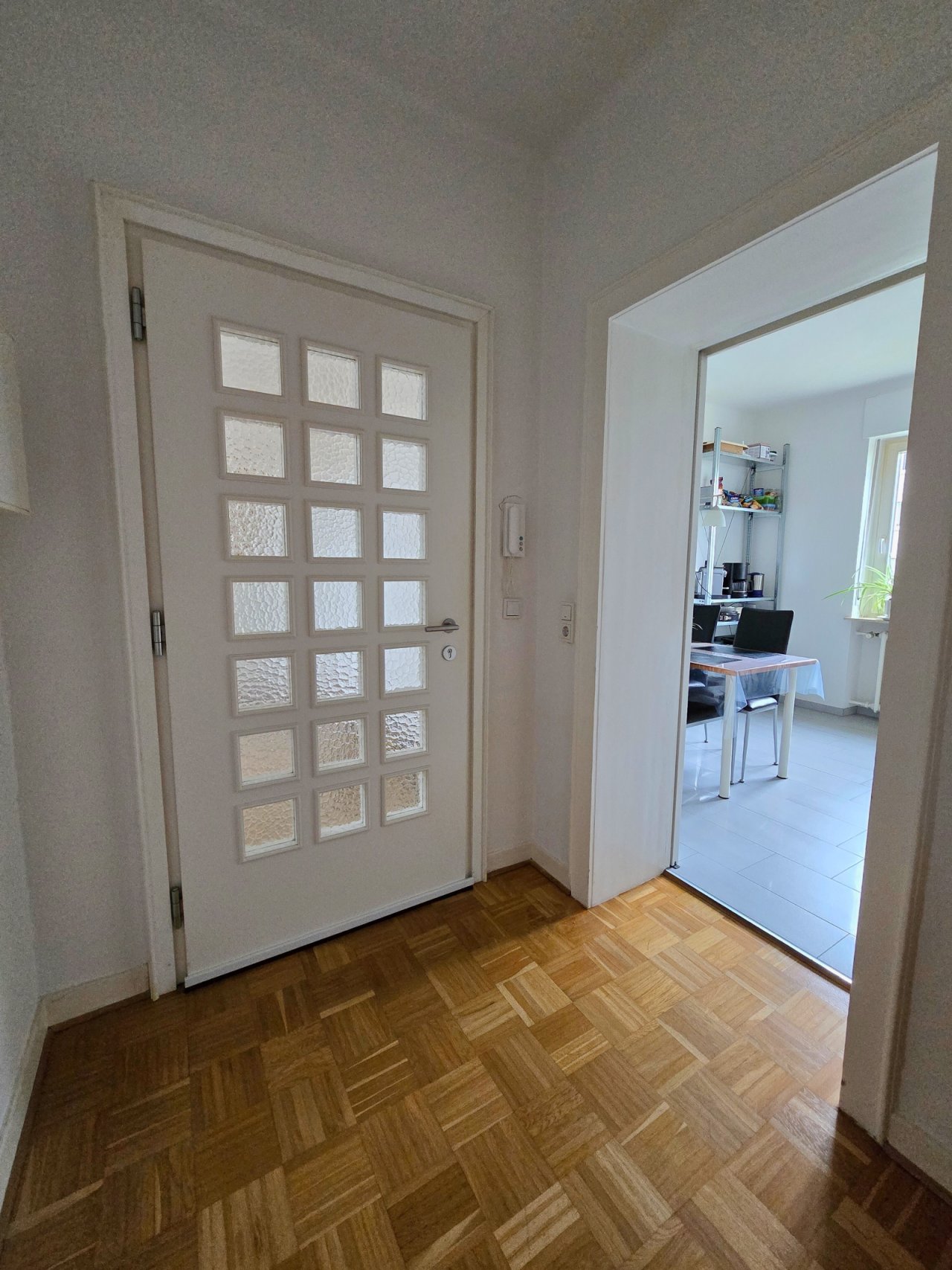 Wohnunsgeingang mit Blick in die Küche Wohnunsgeingang mit Blick in die Küche
